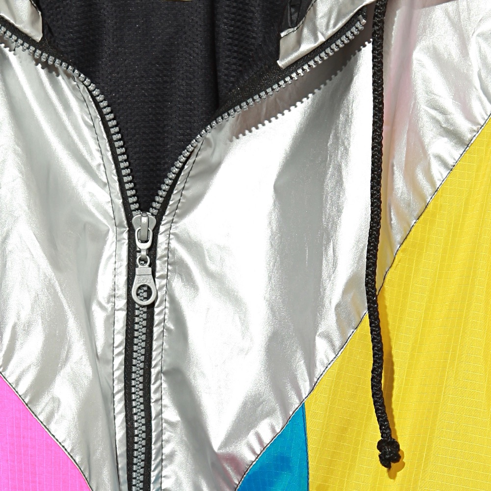 Regenjacke J-OHanna: silberne Ballonseide mit pink, gelb, türkis, Reißverschluss-Detail — Studiofoto 29.09.2011