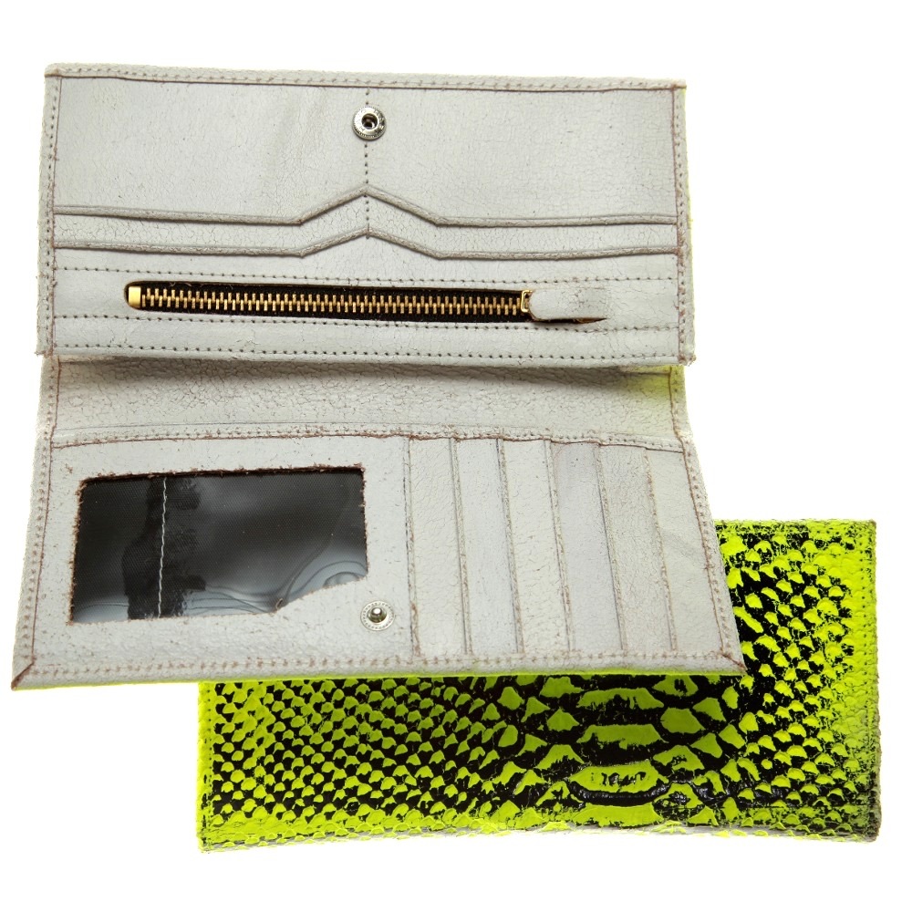 Wallet W-VipeR aufgeklappt: weißes Innenleder, Goldreißverschluss, Kartenfächer, neongelbe Schlangenprägung außen — Studiofoto 15.09.2011