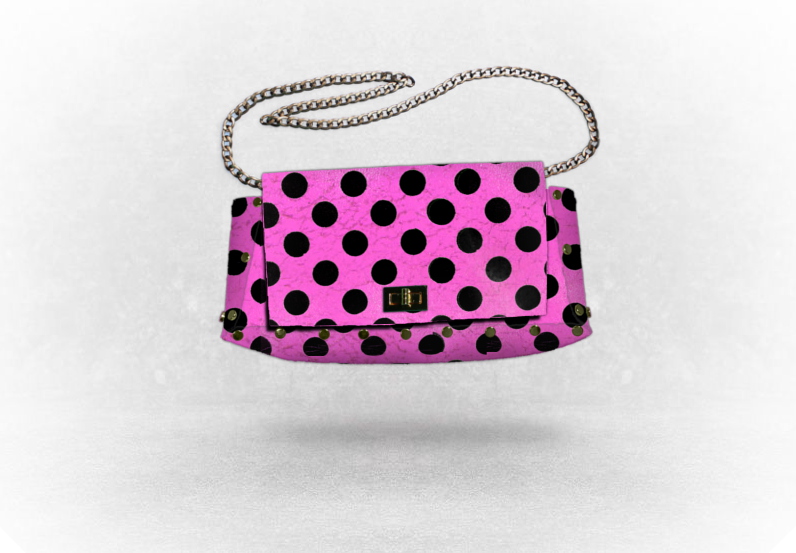 Original-Rendering: pinke Clutch mit schwarzen Punkten und Silberkette