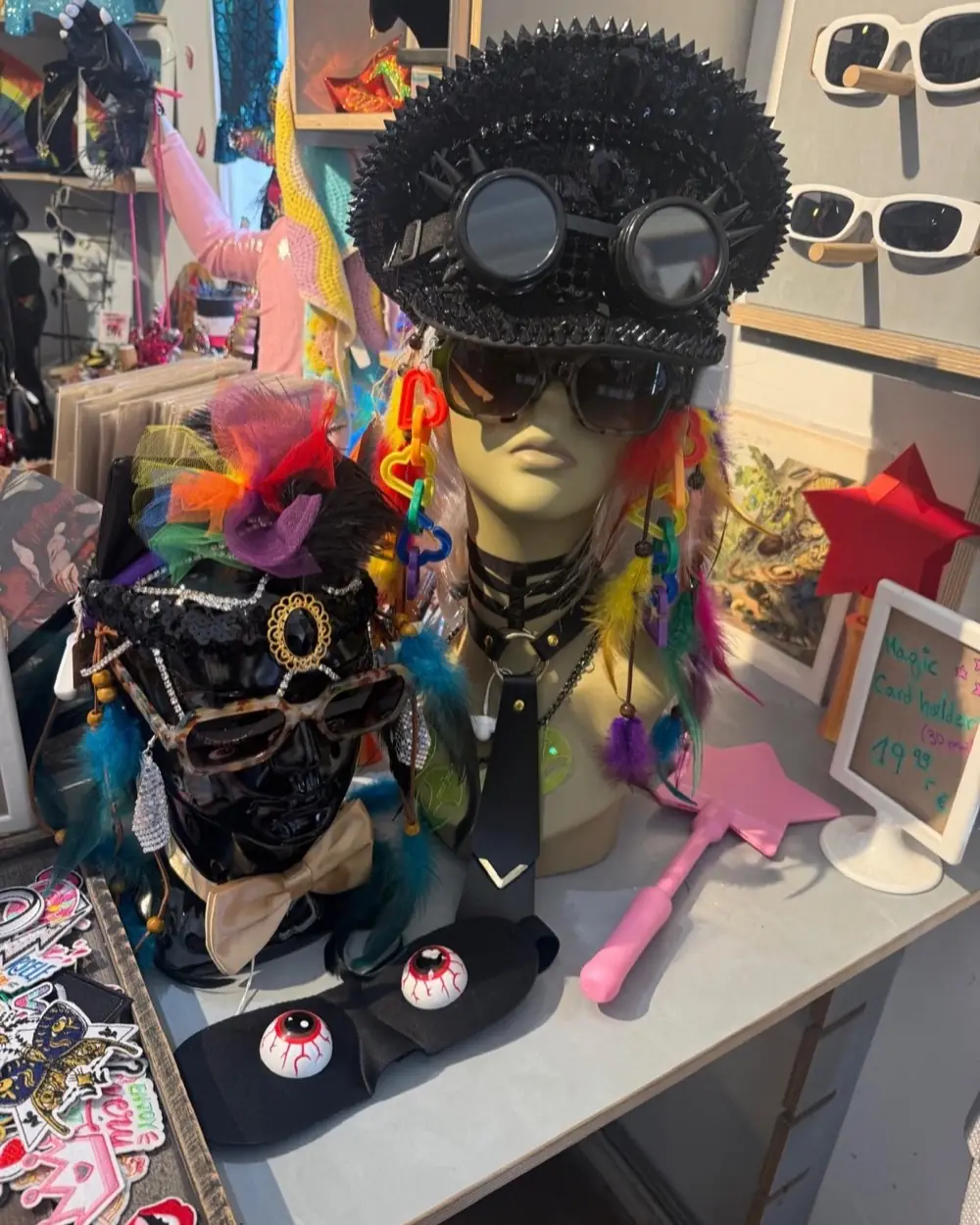 Festival-Accessoires: Nieten-Mütze mit Brille, Federschmuck und Regenbogen-Ketten