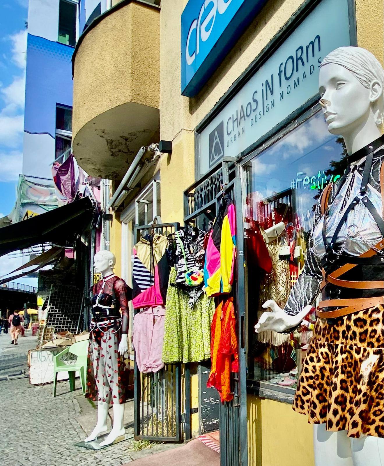 Leo-Look im Schaufenster von CHAoS iN fORm