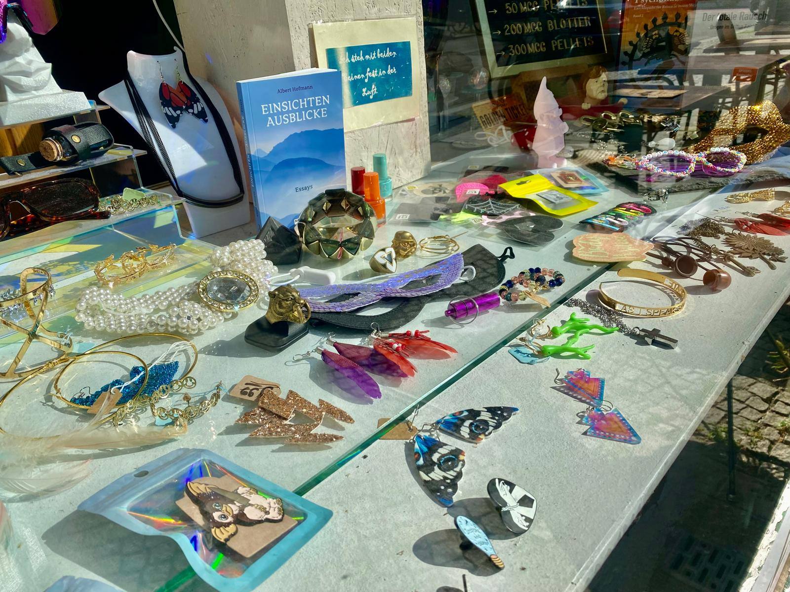 Statement-Schmuck und Festival-Accessoires im Display